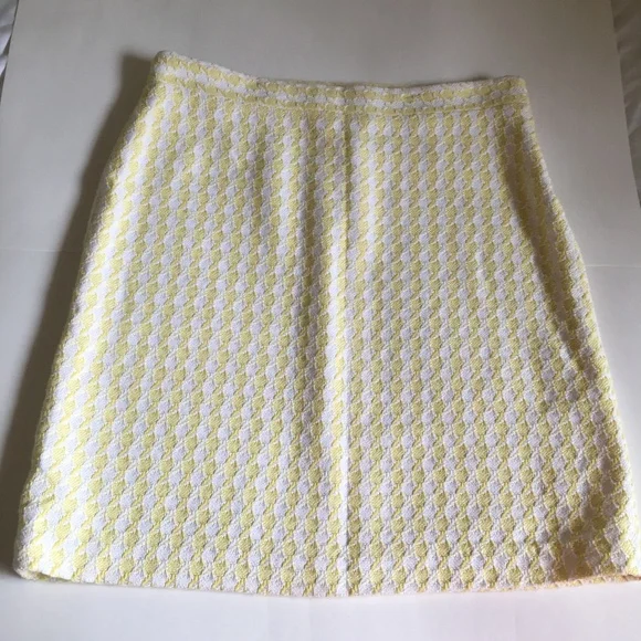 Banana Republic white and yellow pencil skirt. Size 12P. - Picture 9 of 10